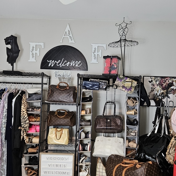 Please Like and Share This Listing for Automatic Notification of Live Shows - Picture 7 of 7